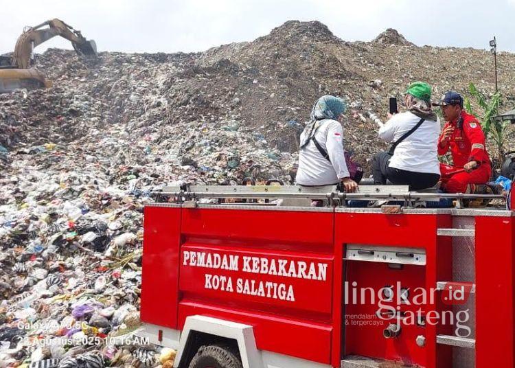 Sampah yang menggunung di TPA Ngronggo, Kelurahan Kumpulrejo, Kecamatan Argomulyo, Kota Salatiga. (Angga Rosa/Lingkarjateng.id)  