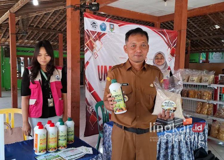 Kades Kemetul, Agus Sudibyo menunjukkan beras semi organik hasil produksi petani dan masyarakat Desa Kemetul, Kecamatan Susukan, Kabupaten Semarang. (Hesty Imaniar/Lingkarjateng.id)