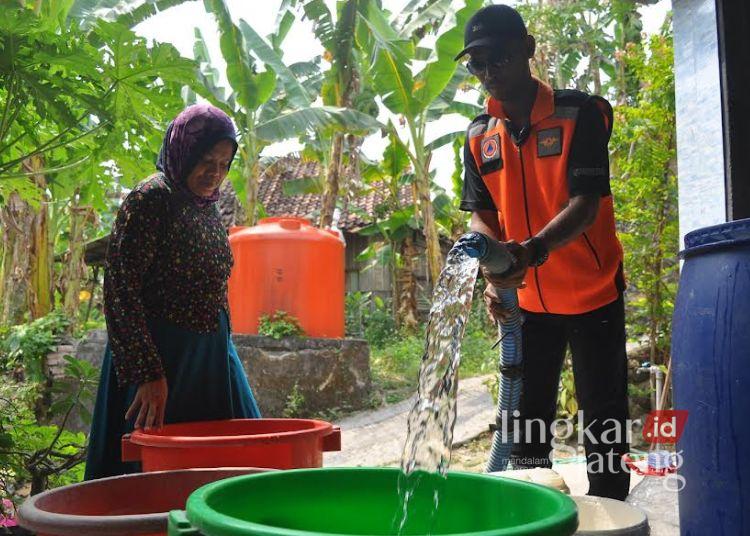 Petugas BPBD Kota Semarang mendistribusikan bantuan air bersih. (Dok. for Lingkarjateng.id)
