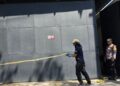 Polisi memasang garis polisi di area pabrik di Kawasan Industri Candi Semarang, yang mengalami ledakan, Rabu, 1 Juni 2026. (Antara)