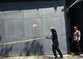 Polisi memasang garis polisi di area pabrik di Kawasan Industri Candi Semarang, yang mengalami ledakan, Rabu, 1 Juni 2026. (Antara)