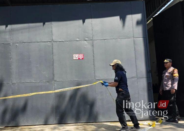 Ledakan di Kawasan Industri Candi Semarang Diduga Dipicu Tabung Sterilisasi, 1 Tewas 25 Polisi memasang garis polisi di area pabrik di Kawasan Industri Candi Semarang, yang mengalami ledakan, Rabu, 1 Juni 2026. (Antara)