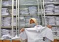 DPRD Pati Minta Pemkab Gratiskan Seragam Sekolah demi Cegah Pungli 36 Ilustrasi: Pedagang seragam sekolah di Maluku, Sumatera Utara. (Antara)