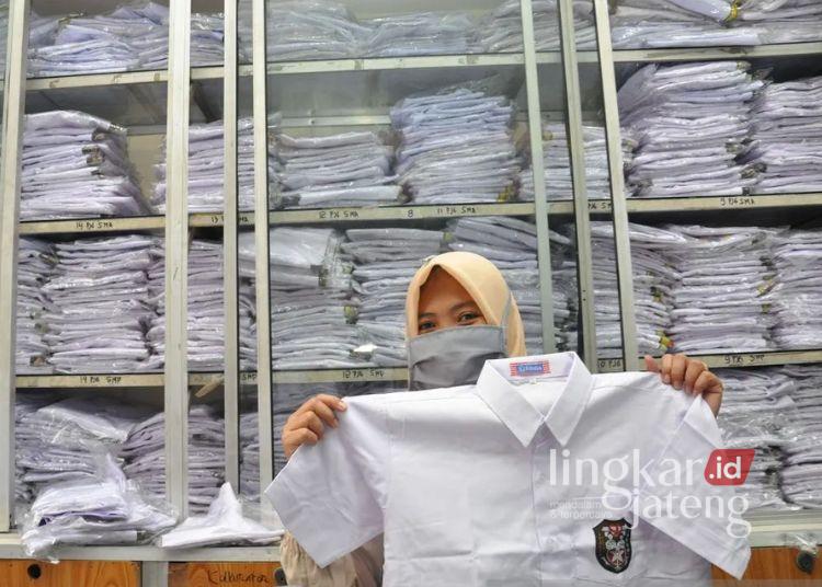 DPRD Pati Minta Pemkab Gratiskan Seragam Sekolah demi Cegah Pungli 25 Ilustrasi: Pedagang seragam sekolah di Maluku, Sumatera Utara. (Antara)