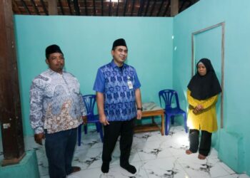 Wakil Gubernur Jawa Tengah Taj Yasin Maimoen saat meninjau rumah Sailah (50), warga Desa Ayamputih, Kecamatan Buluspesantren, Kabupaten Kebumen. (Dok. Humas Pemprov Jateng)
