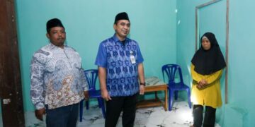 Wakil Gubernur Jawa Tengah Taj Yasin Maimoen saat meninjau rumah Sailah (50), warga Desa Ayamputih, Kecamatan Buluspesantren, Kabupaten Kebumen. (Dok. Humas Pemprov Jateng)