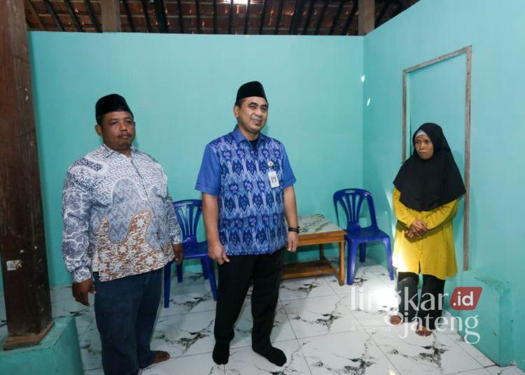Wagub Jateng Tinjau Hasil RTLH di Kebumen, Cek Kondisi Ekonomi Keluarga Penerima 25 Wakil Gubernur Jawa Tengah Taj Yasin Maimoen saat meninjau rumah Sailah (50), warga Desa Ayamputih, Kecamatan Buluspesantren, Kabupaten Kebumen. (Dok. Humas Pemprov Jateng)