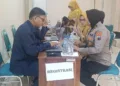 Petugas melayanai pendaftaran vaksinasi Human Papillomavirus (HPV) bersubsidi di Aula Dinas Kesehatan (Dinkes) Kabupaten Grobogan pada Senin, 31 Agutus 2026. (dok for Lingkarjateng.id)
