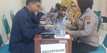 Petugas melayanai pendaftaran vaksinasi Human Papillomavirus (HPV) bersubsidi di Aula Dinas Kesehatan (Dinkes) Kabupaten Grobogan pada Senin, 31 Agutus 2026. (dok for Lingkarjateng.id)