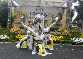 Peserta lomba tari tengah menampilkan berbagai gerakan di hadapan para juri. Foto : Rizky/Lingkar
