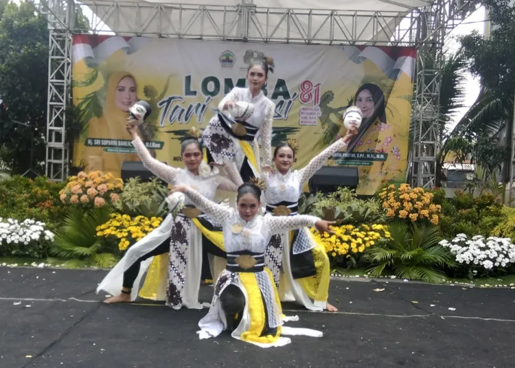 Peserta lomba tari tengah menampilkan berbagai gerakan di hadapan para juri. Foto : Rizky/Lingkar