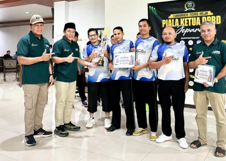 Ketua DPRD Jepara, Agus Sutisna, saat menyerahkan hadiah kepada para pemenang. Foto :  Dok. Istimewa/ Lingkar