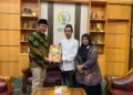 Ketua DPRD Jepara Agus Sutisna, saat menerima kunjungan dari Hafidz di ruang kerjanya, pada Jumat (28/8/2026). Foto : Tomi/Lingkar