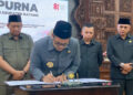 Bupati Batang M. Faiz Kurniawan tandatangani persetujuan KUA-PPAS usai Rapat Paripurna di DPRD Batang, Kabupaten Batang. Foto :Dok.Pemkab Batang