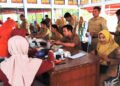 Warga dan ASN di Batang melakukan cek kesehatan gratis yang digelar Dinkes Batang di Pendopo Batang. Foto : Dok.Pemkab Batang/Lingkar