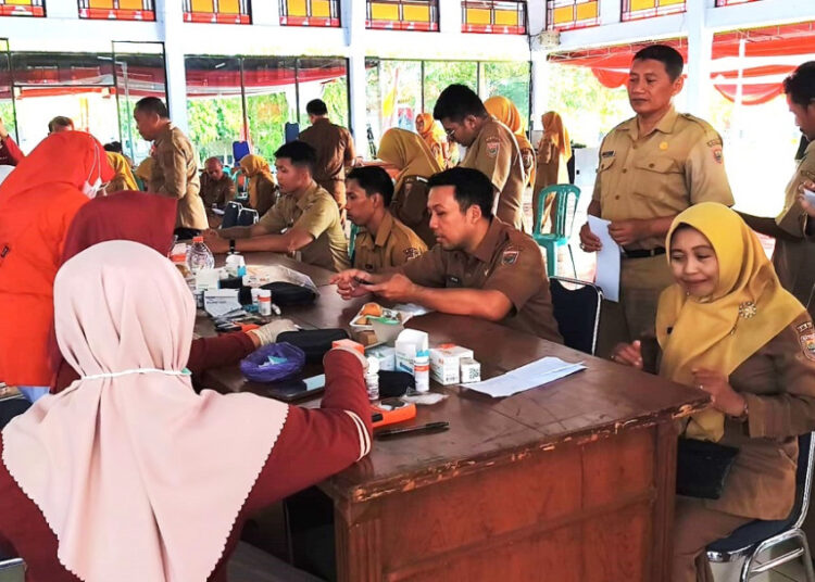 Warga dan ASN di Batang melakukan cek kesehatan gratis yang digelar Dinkes Batang di Pendopo Batang. Foto : Dok.Pemkab Batang/Lingkar