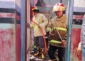 Proses pemadaman api di rumah warga Desa Pecangaan Kulon RT 05 RW 02, Kecamatan Pecangaan, Kabupaten Jepara, Jumat, 21 Agustus 2026. (Tomi Budianto/Lingkarjateng.id)
