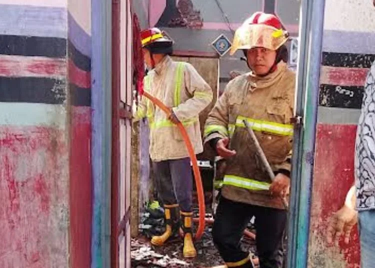 Proses pemadaman api di rumah warga Desa Pecangaan Kulon RT 05 RW 02, Kecamatan Pecangaan, Kabupaten Jepara, Jumat, 21 Agustus 2026. (Tomi Budianto/Lingkarjateng.id)