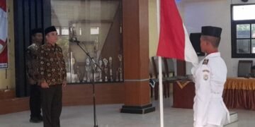 Paskibra Kaliwungu Kendal Dikukuhkan, Siap Kibarkan Merah Putih 10 Plt Camat Kaliwungu, Pratikto Joko Wijayanto, mengukuhkan anggota Paskriba HUT ke-81 RI di aula kecamatan setempat pada Sabtu, 15 Agustus 2026. (Anik Kustiani/Lingkarjateng.id)