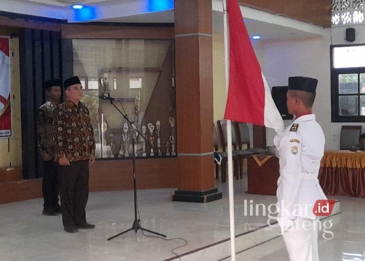 Plt Camat Kaliwungu, Pratikto Joko Wijayanto, mengukuhkan anggota Paskriba HUT ke-81 RI di aula kecamatan setempat pada Sabtu, 15 Agustus 2026. (Anik Kustiani/Lingkarjateng.id)