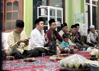 Ketua DPRD Jepara Agus Sutisna dalam kegiatan malam tirakatan memperingati HUT ke-81 Kemerdekaan Republik Indonesia di RT 13/RW 04, Desa Bantrung, Kecamatan Batealit, Kabupaten Jepara pada Minggu, 16 Agustus 2026  malam. (Tomi Budianto/Lingkarjateng.di)