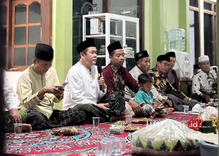 Tirakatan Kemerdekaan di Bantrung, Ketua DPRD Jepara Ajak Warga Rawat Sejarah dan Gotong Royong 25 Ketua DPRD Jepara Agus Sutisna dalam kegiatan malam tirakatan memperingati HUT ke-81 Kemerdekaan Republik Indonesia di RT 13/RW 04, Desa Bantrung, Kecamatan Batealit, Kabupaten Jepara pada Minggu, 16 Agustus 2026 malam. (Tomi Budianto/Lingkarjateng.di)