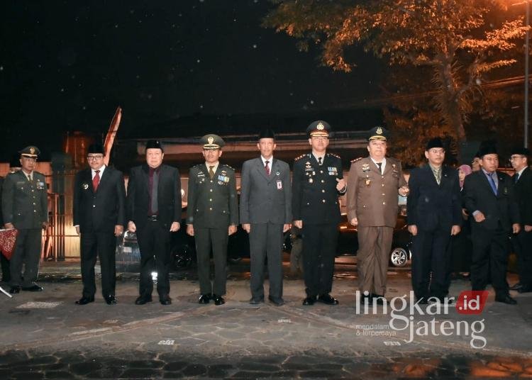 Prosesi Apel Kehormatan dan Renungan Suci (AKRS) di Taman Makam Pahlawan (TMP) Dharma, Minggu, 16 Agustus 2026 malam. (Prokompim Setda Salatiga/Lingkarjateng.id)