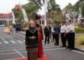Kenakan Busana Adat Aceh, Bupati Tika Ajak Masyarakat Isi Kemerdekaan Membangun Kendal 33 Bupati Kendal, Dyah Kartika Permanasari, dalam prosesi upacara Peringatan HUT RI di Alun-Alun Kabupaten Kendal pada Senin, 17 Agustus 2026. (Anik Kustiani/Lingkarjateng.id)
