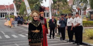 Kenakan Busana Adat Aceh, Bupati Tika Ajak Masyarakat Isi Kemerdekaan Membangun Kendal 1 Bupati Kendal, Dyah Kartika Permanasari, dalam prosesi upacara Peringatan HUT RI di Alun-Alun Kabupaten Kendal pada Senin, 17 Agustus 2026. (Anik Kustiani/Lingkarjateng.id)