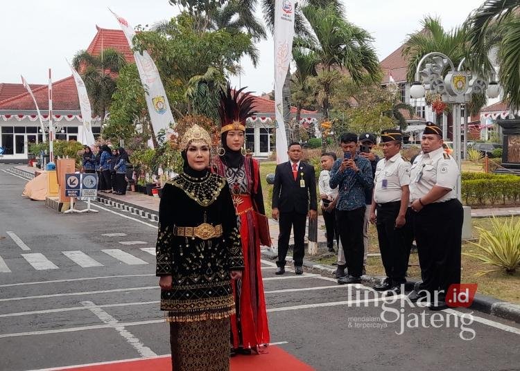 Bupati Kendal, Dyah Kartika Permanasari,  dalam prosesi upacara Peringatan HUT RI di Alun-Alun Kabupaten Kendal pada Senin, 17 Agustus 2026. (Anik Kustiani/Lingkarjateng.id)