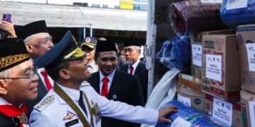 Gubernur Jawa Tengah Ahmad Luthfi mengecek bantuan logistik untuk dikirim ke Provinsi Nusa Tenggara Timur (NTT), Senin, 17 Agustus 2026. (Dok for Lingkarjateng.id)