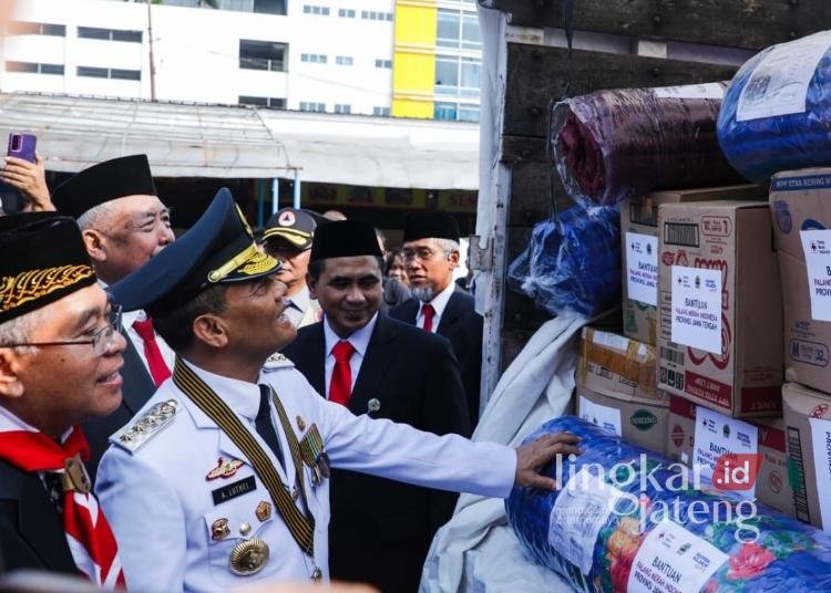 Pemprov Jateng Kirim Logistik dan Tim Medis Bantu Korban Gempa di NTT 25 Gubernur Jawa Tengah Ahmad Luthfi mengecek bantuan logistik untuk dikirim ke Provinsi Nusa Tenggara Timur (NTT), Senin, 17 Agustus 2026. (Dok for Lingkarjateng.id)