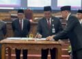 Ketua DPRD Pati menandatangani dokumen persetujuan KUA-PPAS 2027 dan Perubahan PPAS APBD 2026 pada Jumat, 14 Agustus 2026. (dok for Lingkarjateng.id)