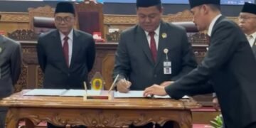Ketua DPRD Pati menandatangani dokumen persetujuan KUA-PPAS 2027 dan Perubahan PPAS APBD 2026 pada Jumat, 14 Agustus 2026. (dok for Lingkarjateng.id)