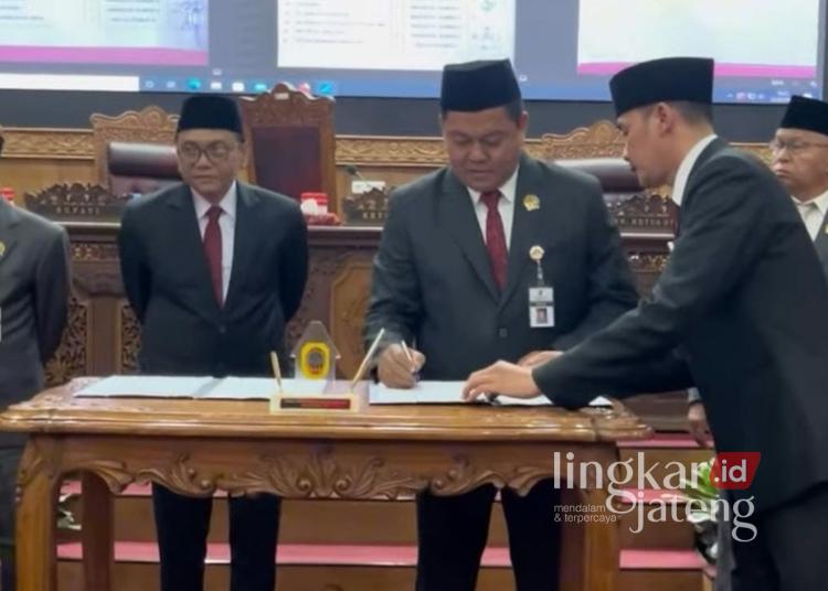 Ketua DPRD Pati menandatangani dokumen persetujuan KUA-PPAS 2027 dan Perubahan PPAS APBD 2026 pada Jumat, 14 Agustus 2026. (dok for Lingkarjateng.id)