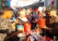 Bupati Kendal, Dyah Kartika Permanasari (kanan), berbagi makanan di tradisi weh-wehan Kaliwungu beberapa waktu lalu. (Anik Kustiani/Lingkarjateng.id)