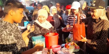 Bupati Kendal, Dyah Kartika Permanasari (kanan), berbagi makanan di tradisi weh-wehan Kaliwungu beberapa waktu lalu. (Anik Kustiani/Lingkarjateng.id)