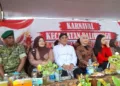 Plt Camat Kaliwungu Pratikto Joko Wijayanto mendampingi Bupati Kendal, Dyah Kartika Permanasari di panggung kehormatan karnaval pada Sabtu, 29 Agustus 2026. (Anik Kustiani/Lingkarjateng.id)