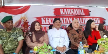 Plt Camat Kaliwungu Pratikto Joko Wijayanto mendampingi Bupati Kendal, Dyah Kartika Permanasari di panggung kehormatan karnaval pada Sabtu, 29 Agustus 2026. (Anik Kustiani/Lingkarjateng.id)
