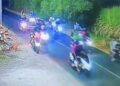 Tangkapan layar CCTV yang memperlihatkan kelompok remaja diduga akan melakukan tawuran dengan menggunakan sajam di wilayah Kecamatan Dawe, Kabupaten Kudus, Minggu (2/8) dini hari. Foto : Dok.pribadi/Lingkar