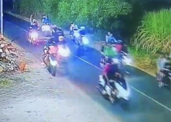 Tangkapan layar CCTV yang memperlihatkan kelompok remaja diduga akan melakukan tawuran dengan menggunakan sajam di wilayah Kecamatan Dawe, Kabupaten Kudus, Minggu (2/8) dini hari. Foto : Dok.pribadi/Lingkar