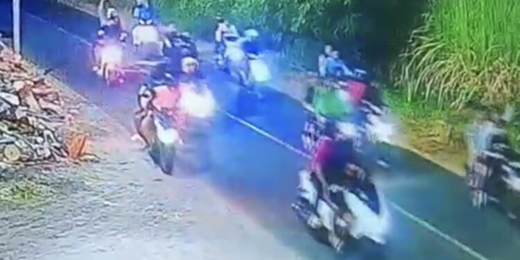 Tangkapan layar CCTV yang memperlihatkan kelompok remaja diduga akan melakukan tawuran dengan menggunakan sajam di wilayah Kecamatan Dawe, Kabupaten Kudus, Minggu (2/8) dini hari. Foto : Dok.pribadi/Lingkar