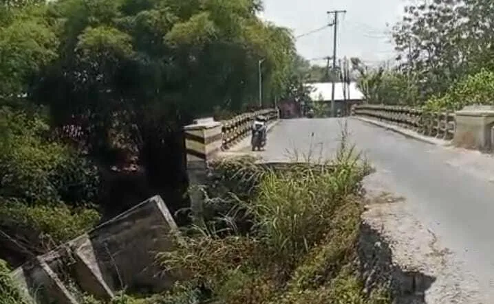 Kondisi jembatan Sumber Kecamatan Kradenan yang tak kunjung diperbaiki. Foto : Hanafi/Lingkar