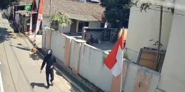 REKAMAN CCTV: Terduga pencuri motor di Krajan, Mangkang Wetan, Kecamatan Tugu, Kota Semarang terekam cctv baru-baru ini. (dok for Lingkarjateng.id)