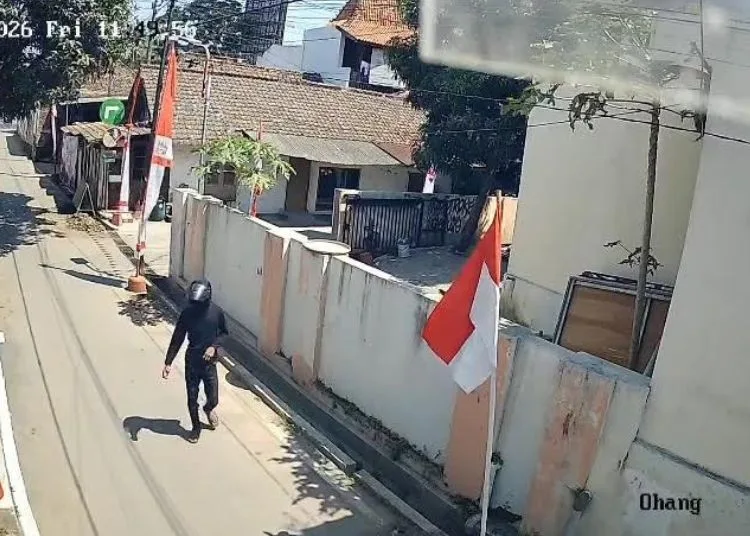 REKAMAN CCTV: Terduga pencuri motor di Krajan, Mangkang Wetan, Kecamatan Tugu, Kota Semarang terekam cctv baru-baru ini. (dok for Lingkarjateng.id)