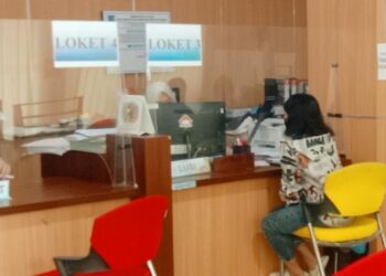 Seorang wajib pajak saat membayar PBB-P2 di Kantor BPKPD Kota Salatiga, belum lama ini. (Angga Rosa/Lingkarjateng.id)