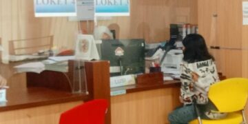 Seorang wajib pajak saat membayar PBB-P2 di Kantor BPKPD Kota Salatiga, belum lama ini. (Angga Rosa/Lingkarjateng.id)