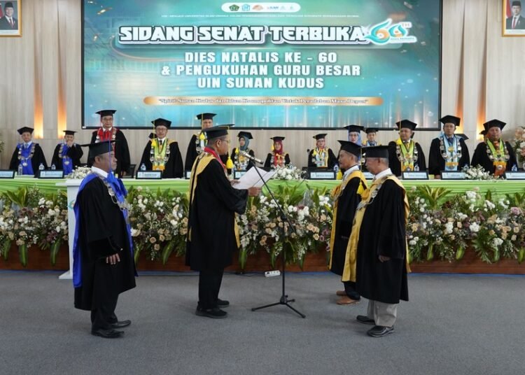 Prosesi Pengukuhan 2 Guru Besar dalam Sidang Senat Terbuka Dies Natalis ke-60 UIN Sunan Kudus di Gedung Laboratorium Terpadu, Senin (10/8). Foto : Fahtur Rohman/Lingkar
