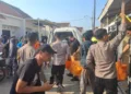 EVAKUASI: Petugas kepolisian mengevakuasi mayat yang ditemukan di dalam rumah  Kelurahan Bandengan, Kecamatan Kendal, Kabupaten Kendal pada Sabtu, 29 Agustus 2026. (Unggul Priambodo/Lingkarjateng.id)