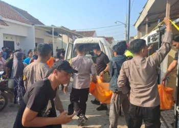 EVAKUASI: Petugas kepolisian mengevakuasi mayat yang ditemukan di dalam rumah  Kelurahan Bandengan, Kecamatan Kendal, Kabupaten Kendal pada Sabtu, 29 Agustus 2026. (Unggul Priambodo/Lingkarjateng.id)
